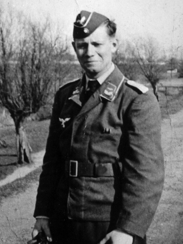 Dieses Foto wurde abgehängt - bei dem Exemplar in der Universität stand noch "Leutnant Helmut Schmidt - 1940" unter dem Foto.