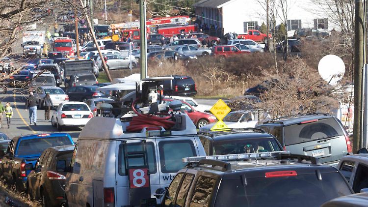 Vor der Sandy Hook Elementary School in der Stadt Newtown.