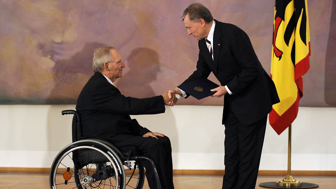 Werden wohl keine Freunde mehr: Bundesfinanzminister Schäuble (links) und Ex-Bundespräsident Köhler bei der Überreichung der Ernennungsurkunde im Oktober 2009.