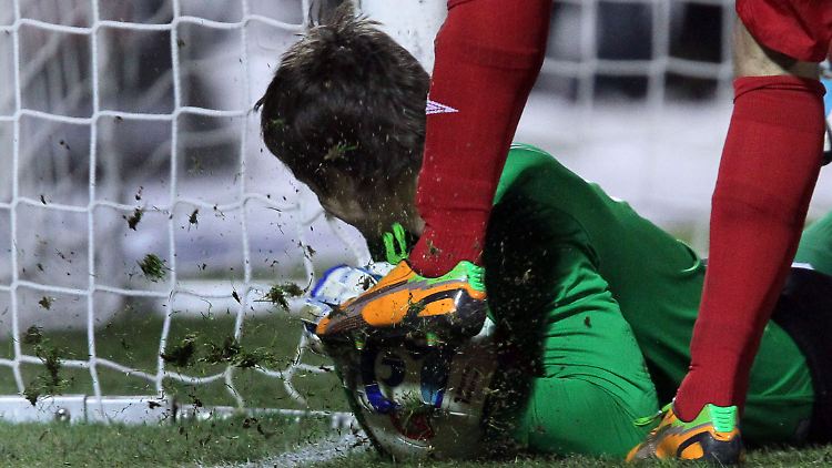 Der Cottbuser Daniel Brinkmann (r.) tritt knapp neben Aues Torhüter Martin Männel gegen den Ball.