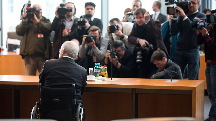 Schäuble wartet im Untersuchungsausschuss auf die Befragung zu den NSU-Morden.