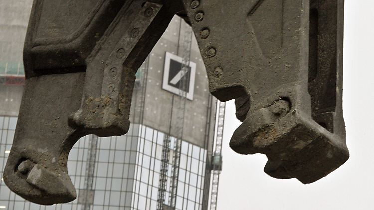 Wer hätte vor ein paar Jahren gedacht, dass Deutschlands größtes Finanzinstitut mal so in die Zange genommen werden würde.