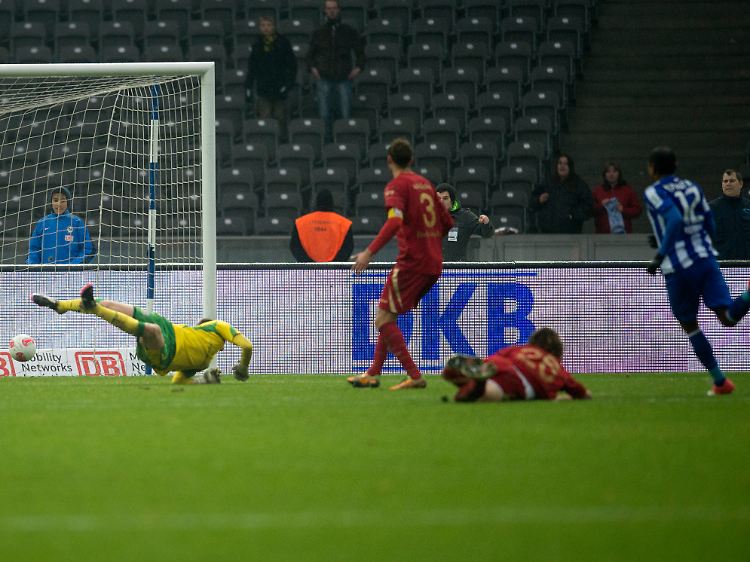 Die Entscheidung in Berlin: Erst legte Ronny den Ausgleich auf, dann traf er selbst zum 2:1-Sieg - und bescherte Hertha erstmals die Tabellenführung.