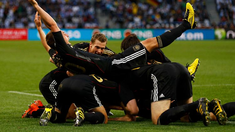 Einer auf allen: Per Mertesacker zeigt einen ungewöhnlichen Jubel.