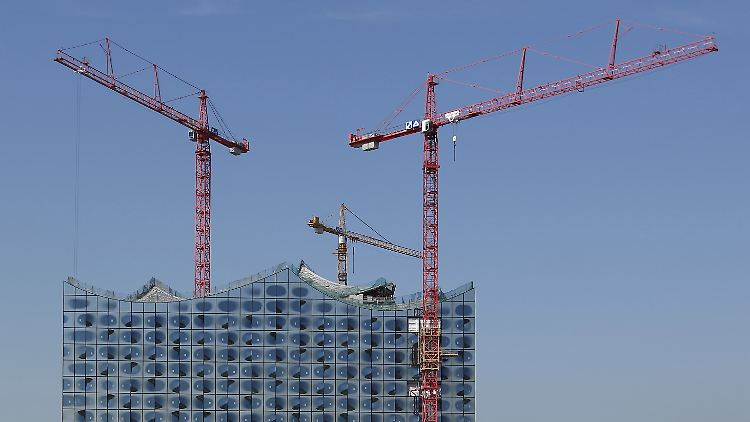Auf Hamburgs berühmtester Baustelle soll nun im Sommer 2016 das letzte Gerüst und der erste Vorhang fallen.