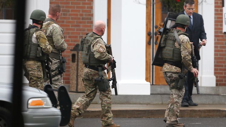 Wieder beherrschen schwere Waffen das Bild. Die Kirche wird nach der Bombendrohung geschlossen.