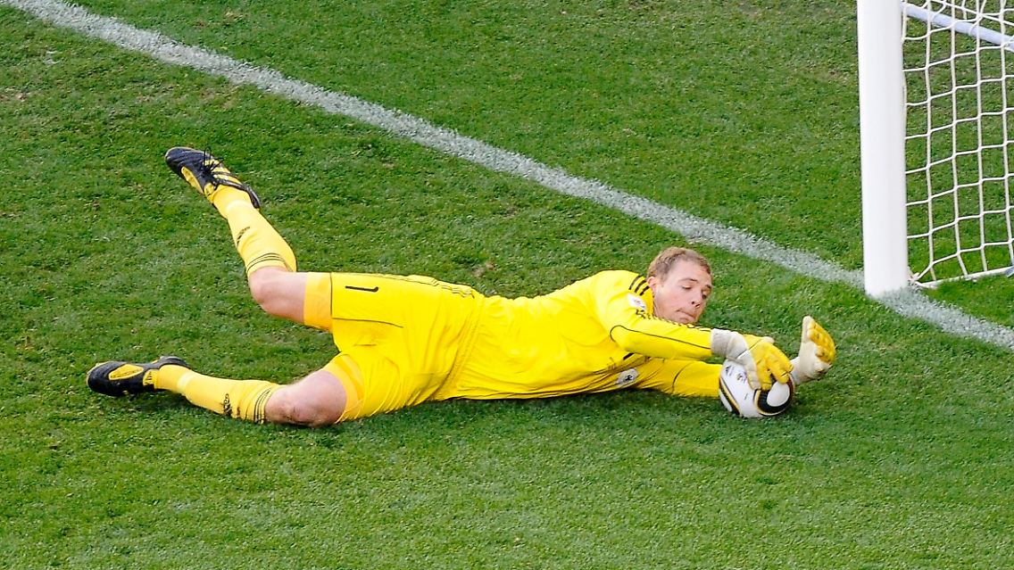 Auf dem Posten zwischen den Pfosten: Manuel Neuer hält die deutsche Führung fest.