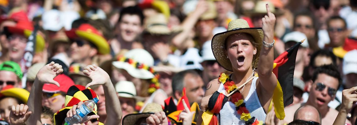 Viel Spaß in Berlin: Deutsche Fans feiern. Das Handzeichen der jungen Dame können wir allerdings nicht deuten.