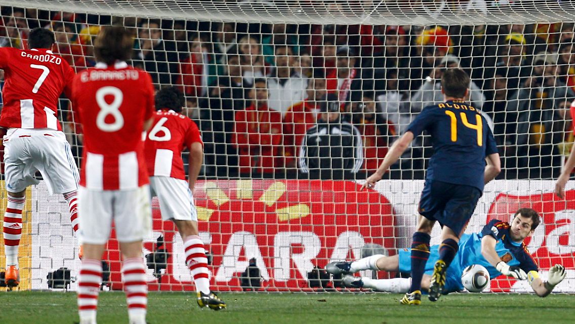 Paraguays Oscar Cardozo scheitert mit einem Elfmeter an Spaniens Keeper Iker Casillas.