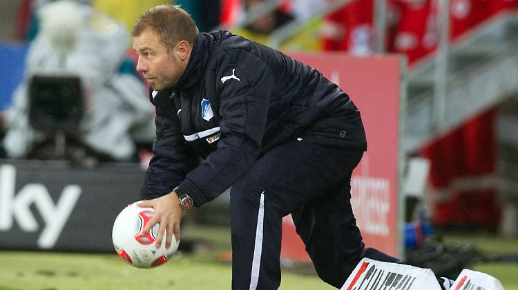 Er hat keine Chance: Hoffenheims Interimstrainer Frank Kramer.
