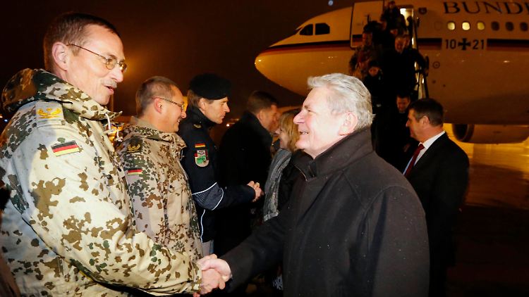Gauck und seine Lebensgefährtin (halb verdeckt hinter Gauck) werden von General Burkhard Pototzky (l.) in Afghanistan begrüßt.