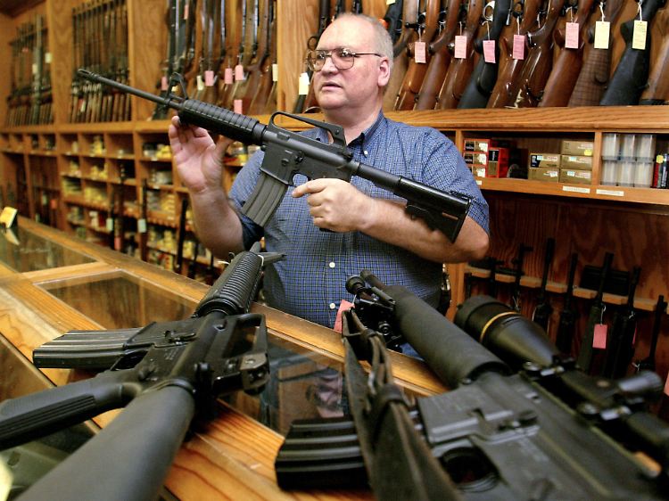Auch Sturmgewehre dürfen Privatleute in den USA kaufen - obwohl sie weder Selbstverteidigung noch Jagd dienen.