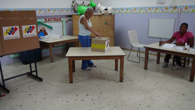 Einwohner von Petare geben ihre Stimme ab.