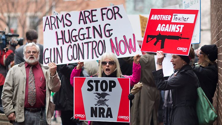 Vor dem Hauptsitz der US-Waffenlobby NRA protestieren Menschen für eine stärkere Waffenkontrolle.