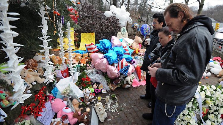 An der Sandy Hook Grundschule in Newtown gedenken die Menschen der ermordeten Kinder und Erwachsenen.