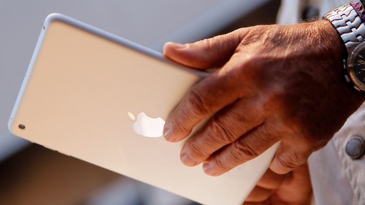 In Palo Alto betrachtet ein Kunde ein iPad Mini.