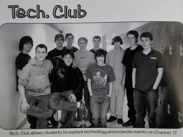 Lanza ( 3. v. re.) auf einem Gruppenfoto des Technology Club im Jahrbuch der Newtown High School.