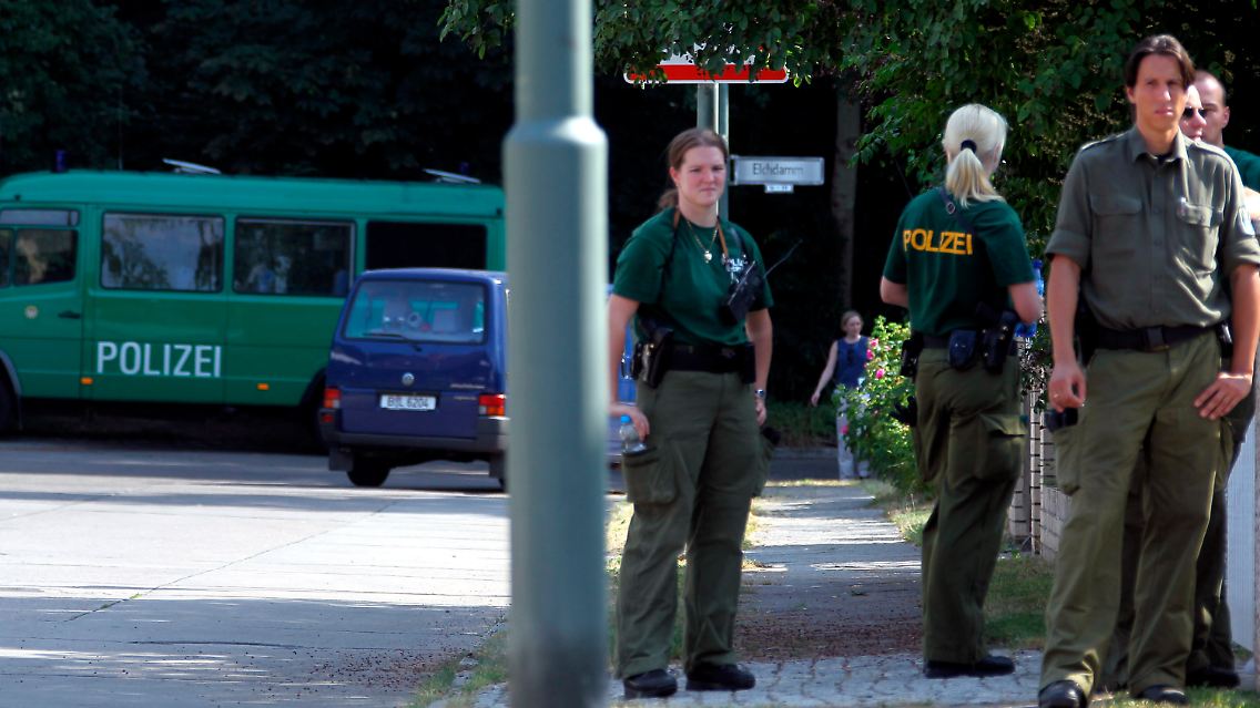 Beamte sichern den Fundort in einem Berliner Wald.