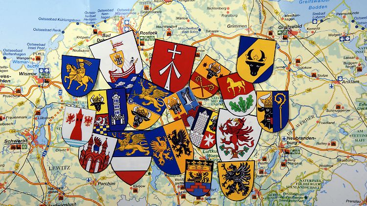 Die Wappen der Landkreise und kreisfreien Städte in Mecklenburg-Vorpommern. Die seit 1994 bestehenden zwölf Landkreise werden zu sechs größeren Einheiten zusammengelegt.
