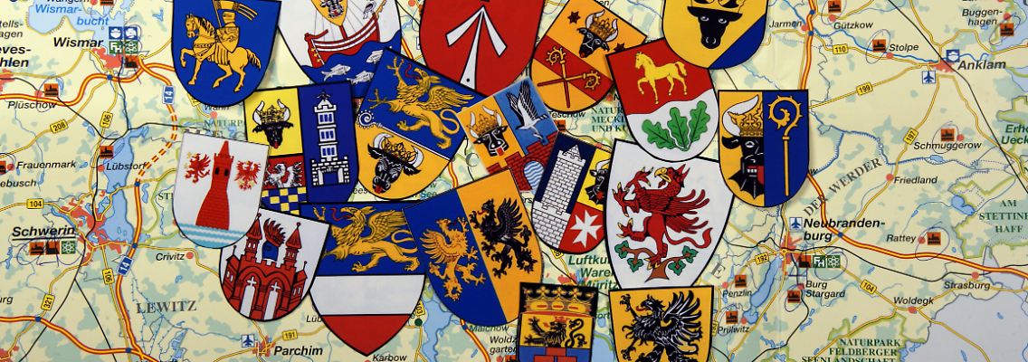 Die Wappen der Landkreise und kreisfreien Städte in Mecklenburg-Vorpommern. Die seit 1994 bestehenden zwölf Landkreise sollen zu sechs größeren Einheiten zusammengelegt werden.
