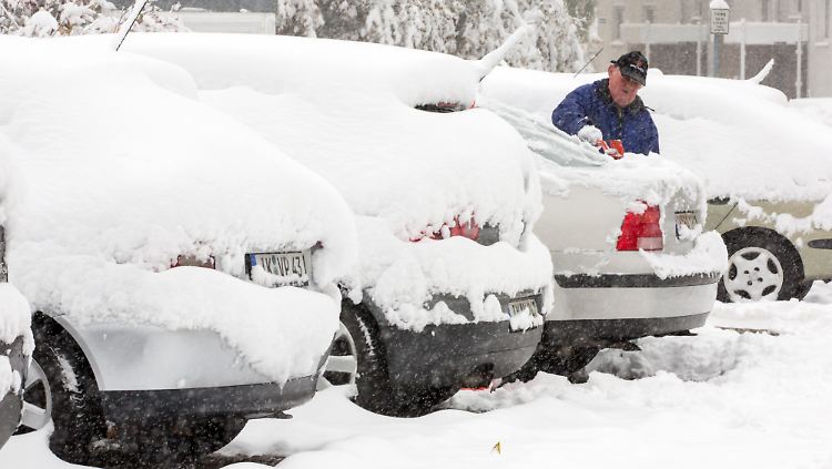 Um den Lack nicht zu zerkratzen, sollte Schnee auf dem Auto vorsichtig entfernt werden.