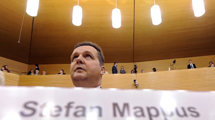 Mappus muss den Blick in seine privaten Unterlagen dulden.