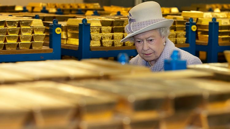 Queen Elizabeth besichtigt Goldvorräte in der Bank of England.