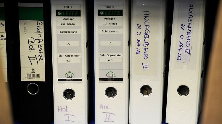 Prozessakten stehen im Landgericht Köln in einem Regal. Vor dem Landgericht Köln hat ein Klageverfahren der Quelle-Erbin Madeleine Schickedanz gegen die Bank Sal. Oppenheim begonnen.