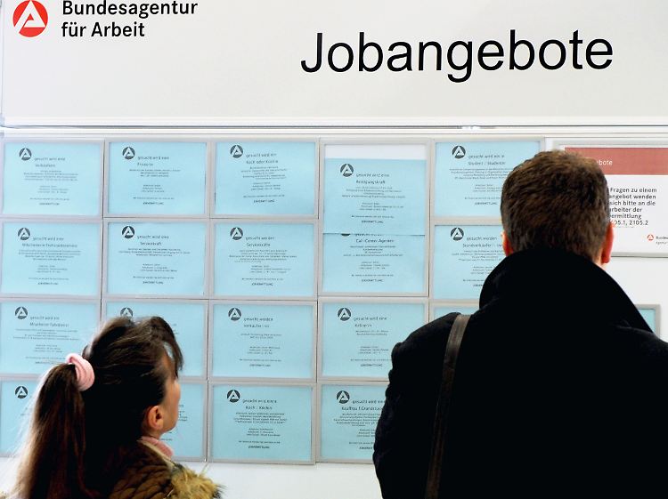 Wer Stellenangebote oder Auflagen des Jobcenters ablehnt, riskiert Sanktionen. Zwischen August 2011 und Juli 2012 konnte die Bundesagentur für Arbeit einen Rekordstand von mehr als einer Millionen Strafmaßnahmen verzeichnen.