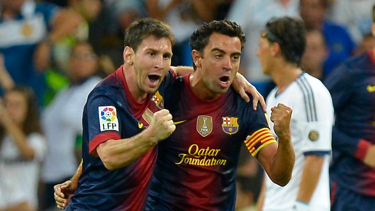 Bleiben zusammen: Lionel Messi und Kollege Xavi. Der Typ rechts im Bild, weißes Trikot, kann übrigens auch ganz gut Fußball spielen.