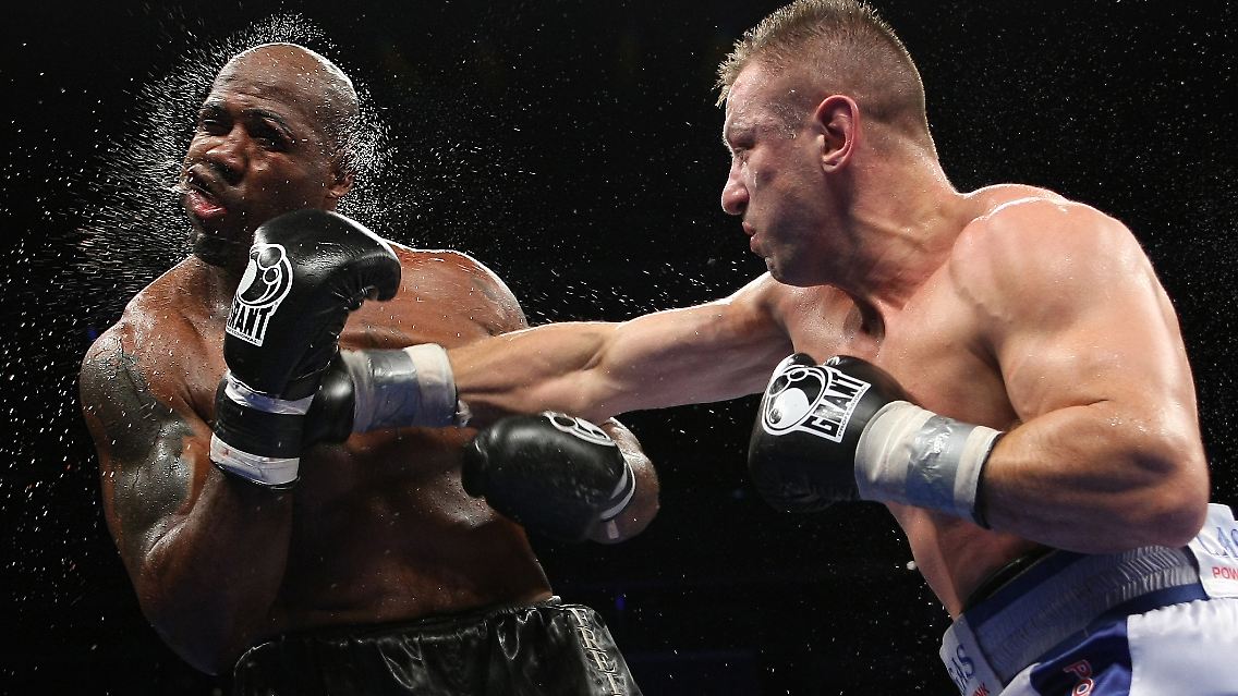 Volltreffer: Der polnische Schwergewichtsboxer Tomasz Adame bringt einen Schlag ins Ziel, das in diesem Fall das Gesicht von Travis Walker ist.