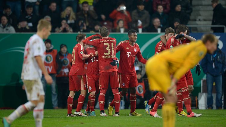 Auch in Unterzahl besser: Der FC Bayern zog in Augsburg souverän ins Pokal-Viertelfinale ein.