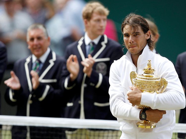 Rafael Nadal krönt sich in Wimbledon zum zweiten Mal zum Champion. Es ist sein achter Grand-Slam-Titel.