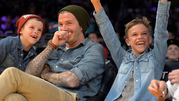 David Beckham mit seinen Söhnen Romeo (r) und Cruz im November 2012 bei einem NBA-Basketballspiel.