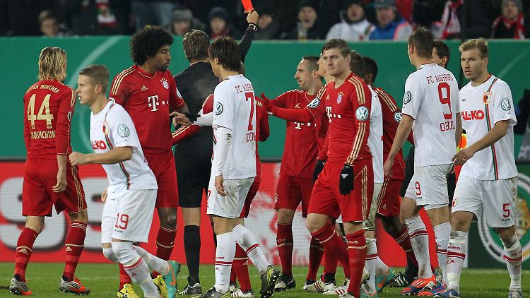 Rot für Ribery: In der 47. Minute flog Bayerns französischer Dribbelkönig gegen Augsburg vom Platz. Zu Unrecht, findet Bayern-Boss Karl-Heinz Rummenigge.
