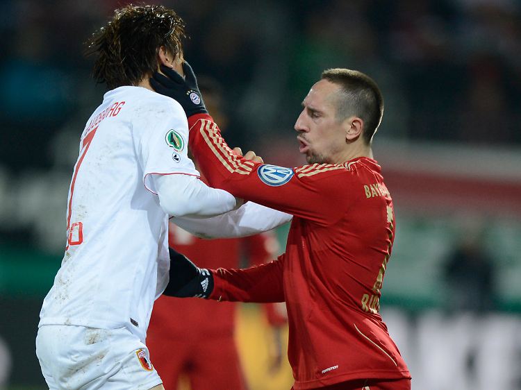 Franck Ribery im Infight mit Augsburg Koo. Der Koreaner griff Ribery ebenfalls ins Gesicht, sah aber nur Gelb.