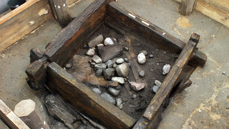 Kastenförmige Schächte bis zu sieben Meter Tiefe: Die bei Leipzig entdeckten Brunnen begeistern die Wissenschaft.