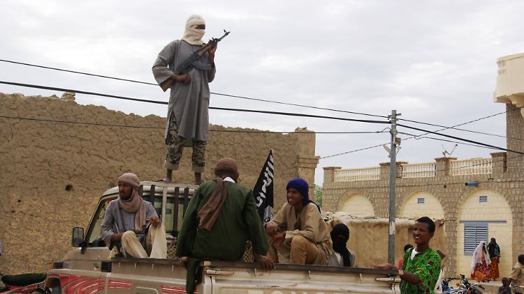 Kämpfer der islamistischen Gruppe Ansar Dine im August in Timbuktu, Mali.