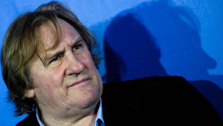 Im Streit um seinen Umzug nach Belgien will der französische Schauspieler Gérard Depardieu nun seinen Pass abgeben.