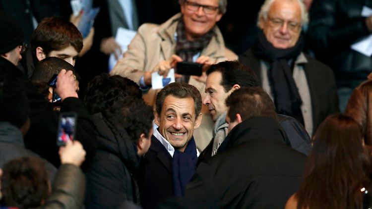 Immer noch im Mittelpunkt des Interesses: Sarkozy genießt seine Freizeit bei einem Fußballspiel.