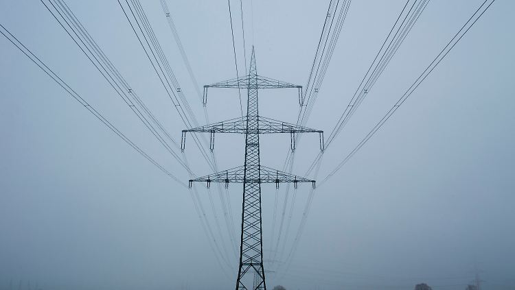 Neue Stromtrassen sollen Windstrom vom Norden in den Süden transportieren.