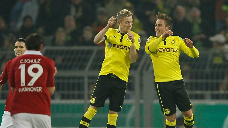 Wer nicht hüpft, der ist ein Schalker: Reus und Götze freuen sich auf ihre Weise beim Pokalspiel gegen Hannover. Götze trifft drei Mal.