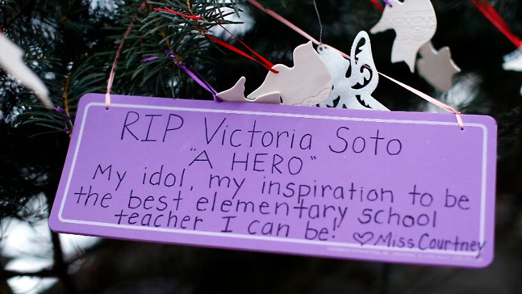 Vor der Sandy Hook Grundschule.