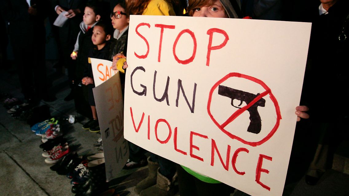 2012-12-20T021911Z_01_LAA02_RTRMDNP_3_USA-GUNS.JPG313148333459657603.jpg