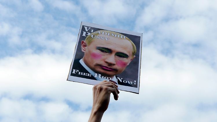 Unterstützer von Pussy Riot demonstrieren gegen Putin.