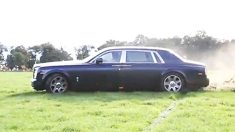 Ein Rolls-Royce Phantom wird wohl eher auf der Straße, als auf einem englischen Rasen in der Drift vermutet.