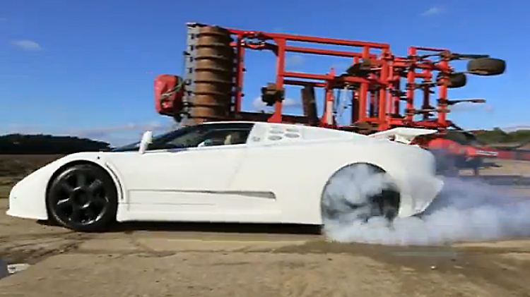 Ein Burnout mit dem Bugatti EB 110 SS sieht spektakulär aus.
