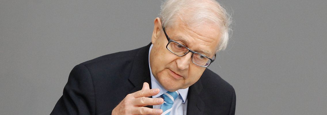 "Wir dürfen nicht ständig über unsere Verhältnisse leben", mahnt der Wirtschaftsminister.