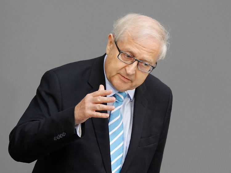 "Wir dürfen nicht ständig über unsere Verhältnisse leben", mahnt der Wirtschaftsminister.