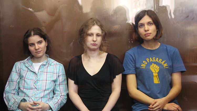 Jekaterina Samuzewitsch, Nadeschda Tolokonnikowa und Maria Aljochina (v.l.n.r.) vor Gericht.